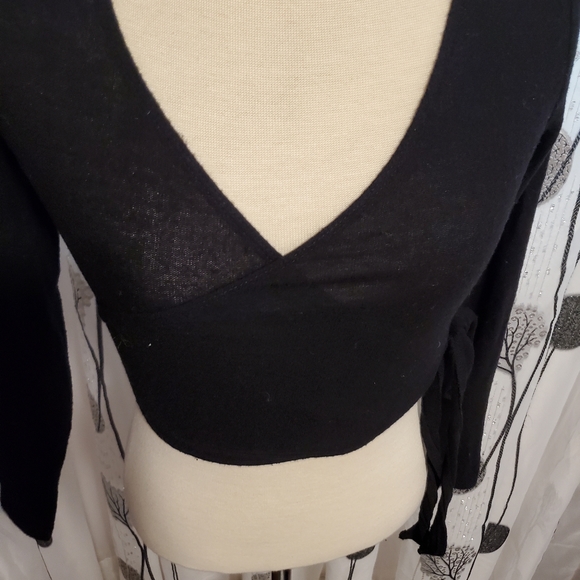 NWT Abercombie & Fitch Smalll cropped wrap top in black - Picture 1 of 7